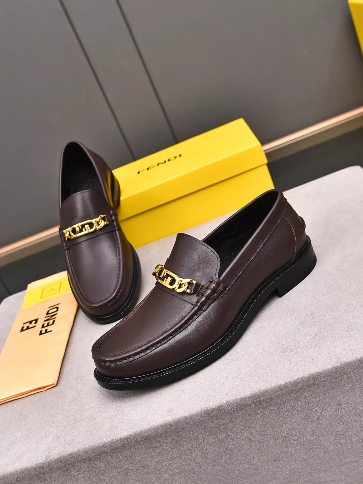 fendi cuir chaussures pour homme s_12b423a